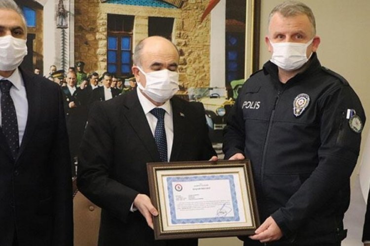 Bankayı dolandıran kardeşleri yakalayan polislere &ouml;d&uuml;l