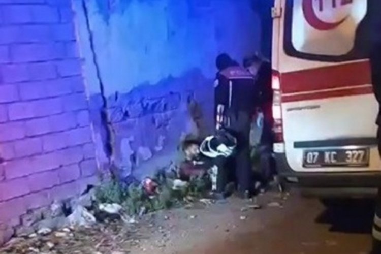 Bı&ccedil;akla yaralanan gencin &ouml;n&uuml;nde g&uuml;l&uuml;p eğlendiler