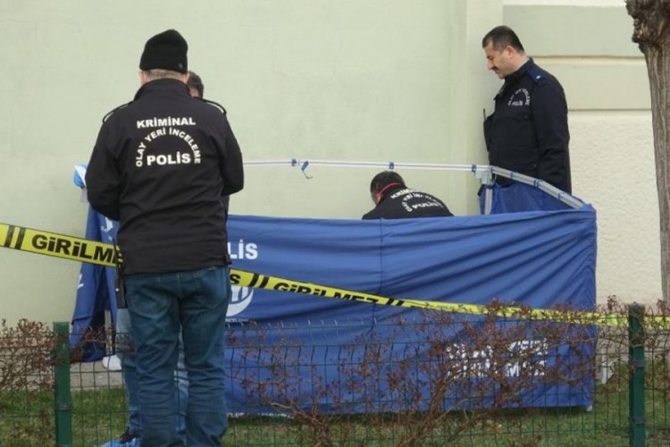 Yaşlı kadın cam silerken 10'uncu kattan d&uuml;şerek &ouml;ld&uuml;