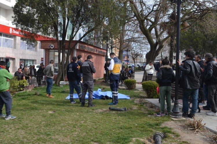 Parkta uyuduğu sanılan adamın &ouml;ld&uuml;ğ&uuml; ortaya &ccedil;ıktı