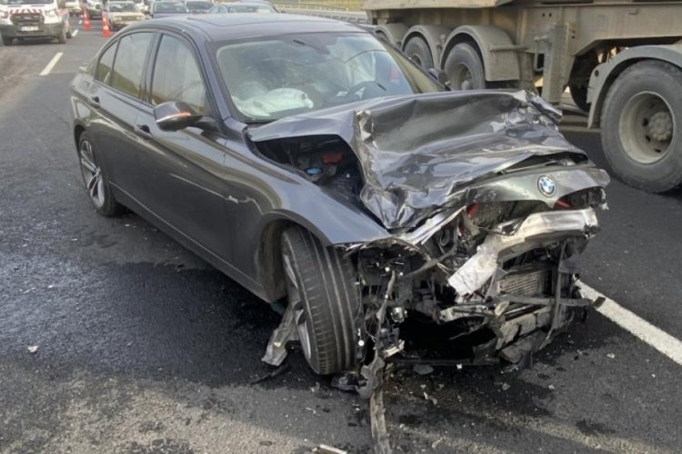 L&uuml;ks otomobilin &ccedil;arptığı ara&ccedil; hurdaya d&ouml;nd&uuml;