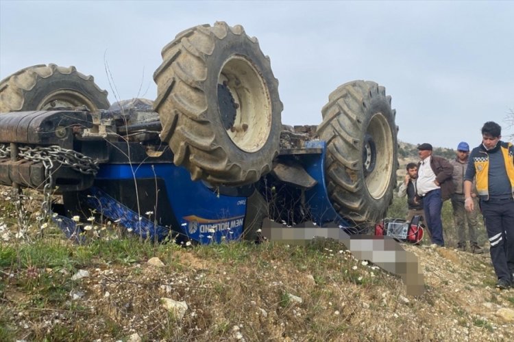 Devrilen trakt&ouml;r&uuml;n altında kalan &ccedil;ift&ccedil;i hayatını kaybetti