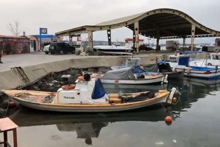 Kendi teknesini benzin d&ouml;k&uuml;p yaktı
