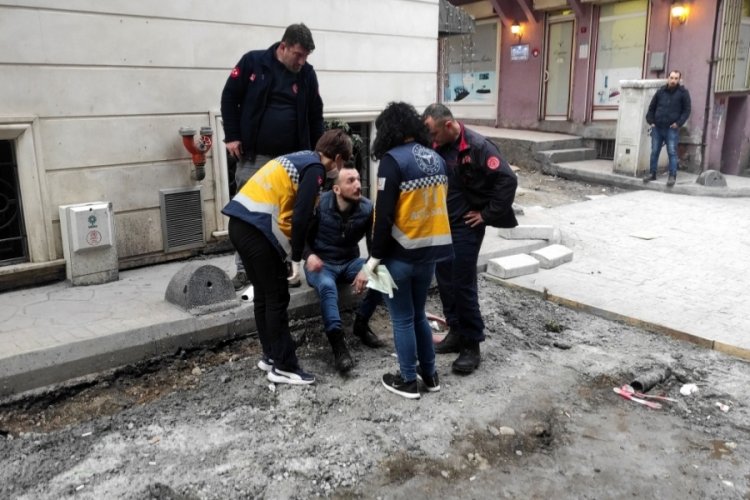 Yolda y&uuml;r&uuml;yen kişinin ayağına demir saplandı