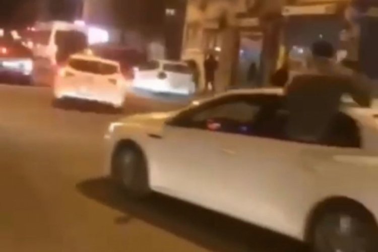 İstanbul'da yolcuların camdan sarktığı otomobille drift yaptılar