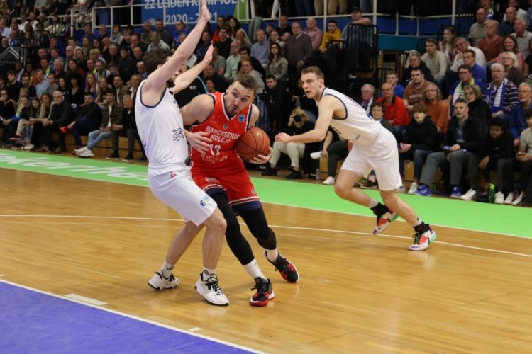 Bah&ccedil;eşehir Koleji, final i&ccedil;in avantaj elde etti