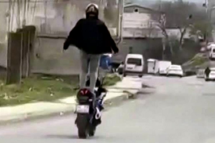 İstanbul'da motosikleti ayakta s&uuml;rd&uuml;