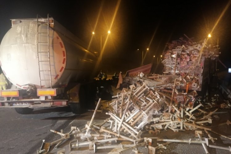 İstanbul'da 2 tır ile tanker &ccedil;arpıştı: 2 yaralı&nbsp;