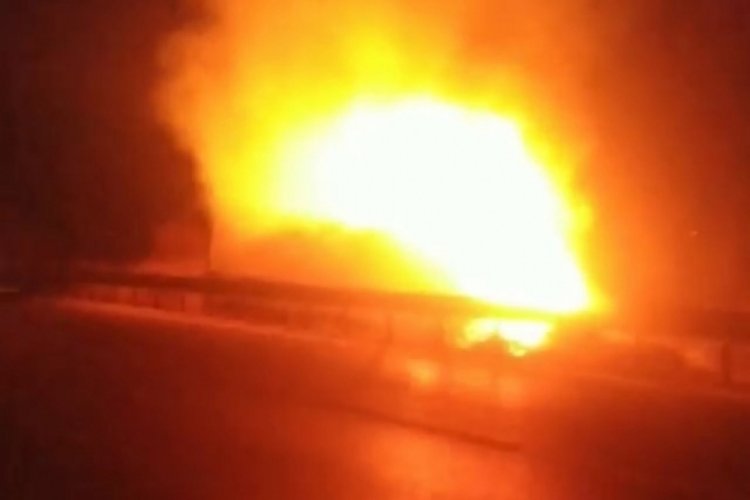 Bursa'da kamyon şarampole yuvarlanıp alev aldı