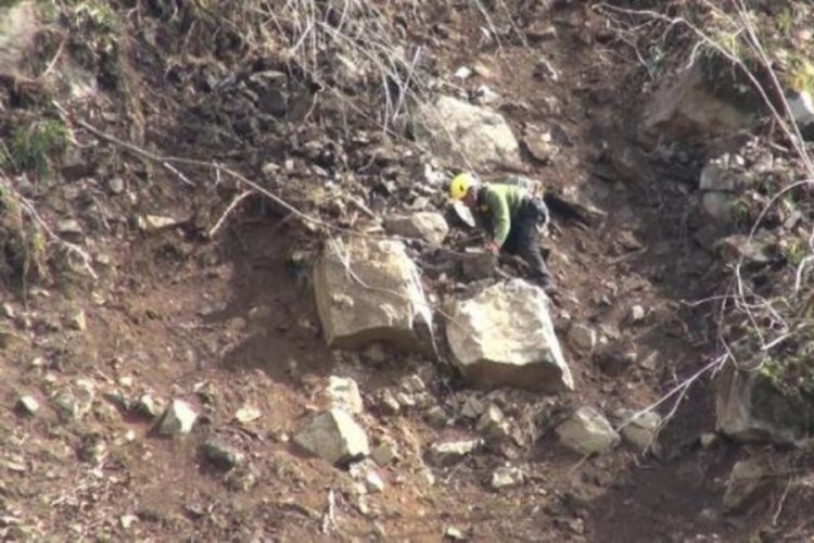 Dağcılar, heyelan riski sebebiyle kayaları d&uuml;ş&uuml;r&uuml;yor