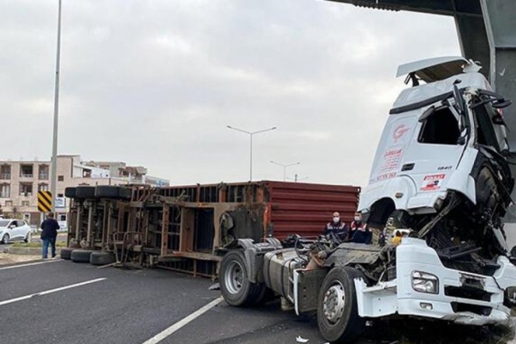 &Uuml;st ge&ccedil;idin ayağına &ccedil;arpan TIR'ın şof&ouml;r&uuml; &ouml;ld&uuml;