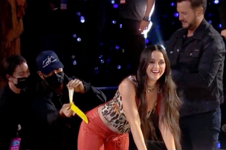 Katy Perry'nin pantolonu yırtıldı