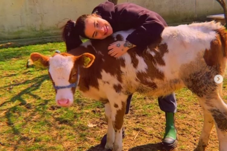 &Uuml;nl&uuml; şarkıcı Ceylan Ertem, dinlenmek i&ccedil;in k&ouml;y&uuml;ne gitti