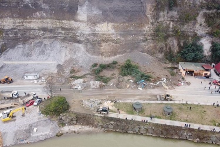 Heyelan nedeniyle kapanan yol a&ccedil;ıldı