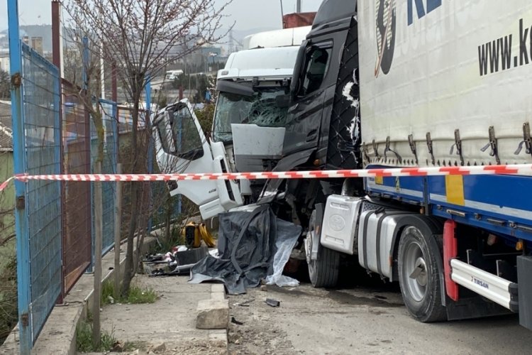 Kocaeli'de TIR'lar arasında sıkışan s&uuml;r&uuml;c&uuml; &ouml;ld&uuml;