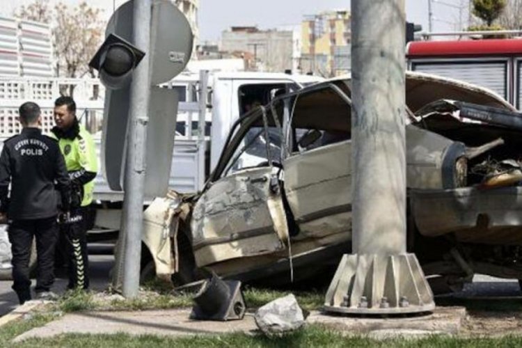 Şanlıurfa'da 2 otomobil &ccedil;arpıştı