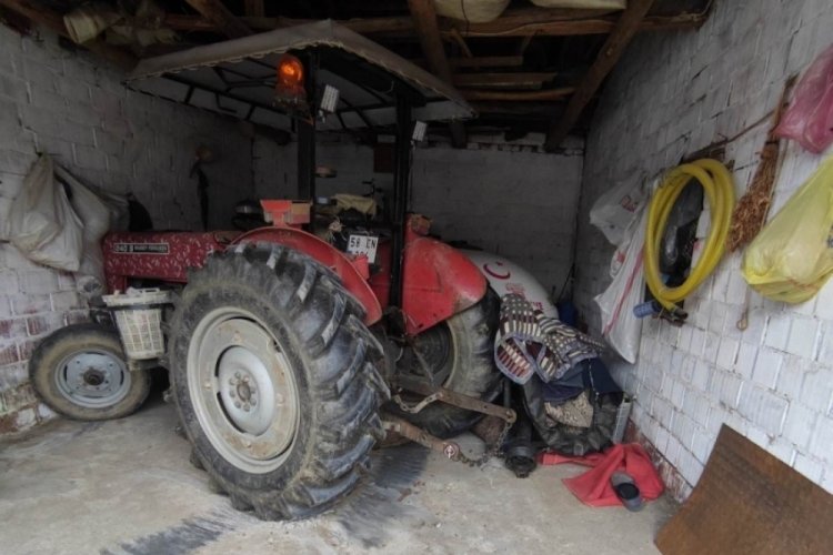 Trakt&ouml;rle duvar arasına sıkışan kişi hayatını kaybetti