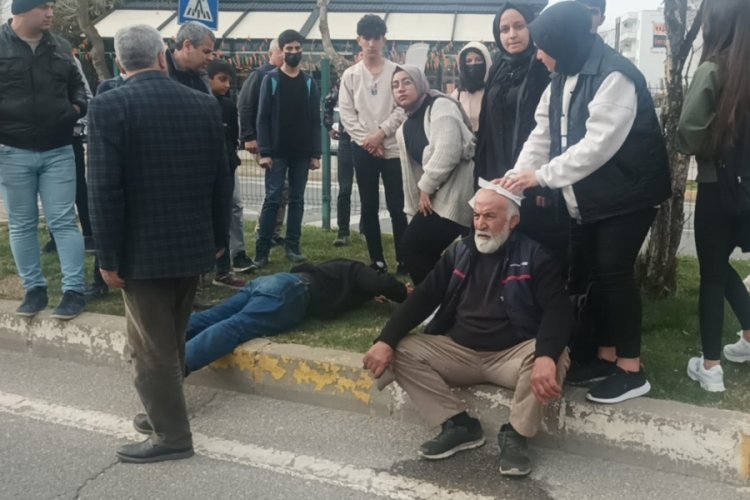 Motosiklete hafif ticari ara&ccedil; &ccedil;arptı: 1'i ağır 2 yaralı