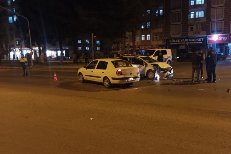 Kırmızı ışık ihlali kazayı beraberinde getirdi
