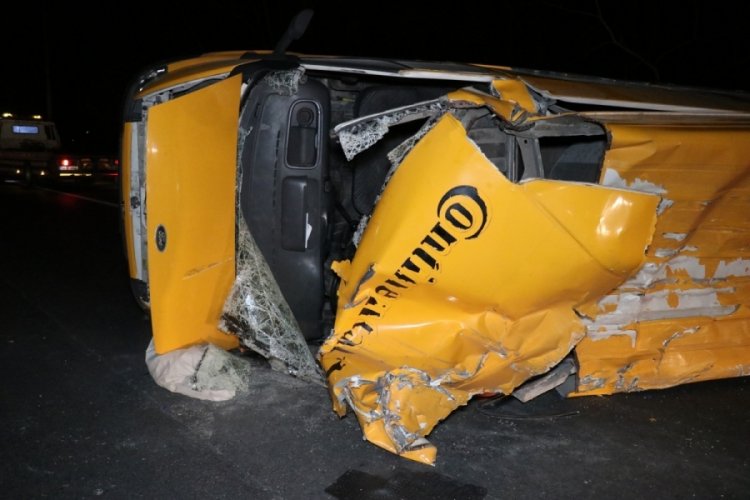 Otomobille &ccedil;arpışan minib&uuml;s metrelerce s&uuml;r&uuml;klendi: 7 yaralı