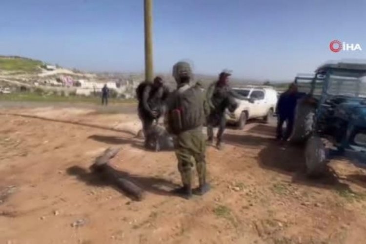 İsrail g&uuml;&ccedil;leri, Filistinli &ccedil;ift&ccedil;iyi darp ederek trakt&ouml;r&uuml;ne elinden aldı