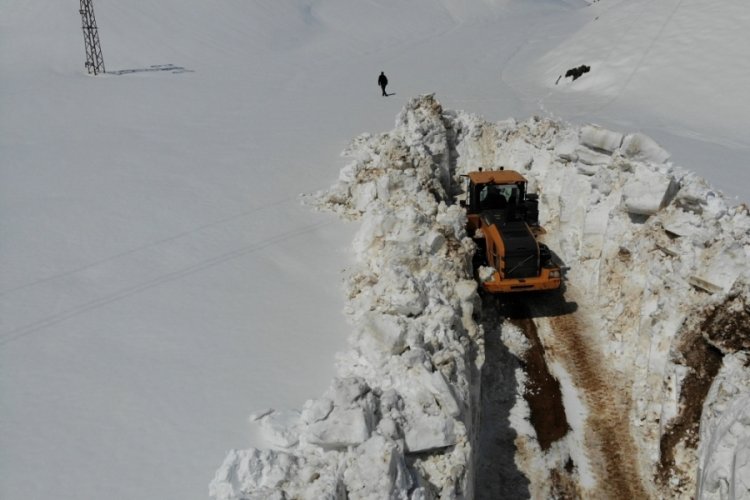 Bitlis'te 6 metreyi bulan karda yol a&ccedil;ma m&uuml;cadelesi