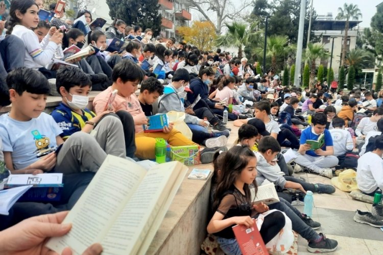 450 &ouml;ğrenci Devlet Bah&ccedil;eli Meydanı'nda kitap okudu