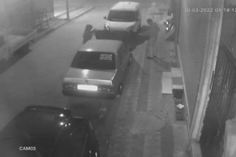 İstanbul'da ak&uuml; hırsızları otomobili yakacaktı