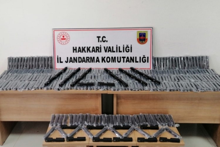 Hakkari'de kamyonda y&uuml;zlerce av t&uuml;feği ele ge&ccedil;irildi