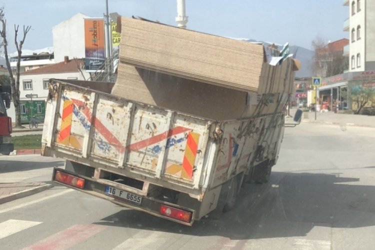 Bursa'da sunta y&uuml;kl&uuml; kamyonetin tehlikeli yolculuğu
