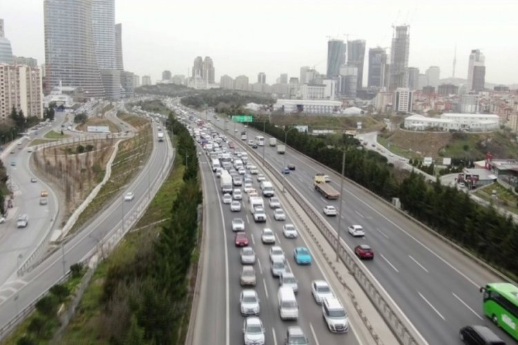 Ataşehir TEM'de 5 ara&ccedil; birbirine girdi