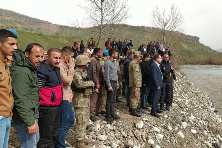Hakkari'de &ccedil;aya d&uuml;ş&uuml;p, kaybolan asteğmen aranıyor