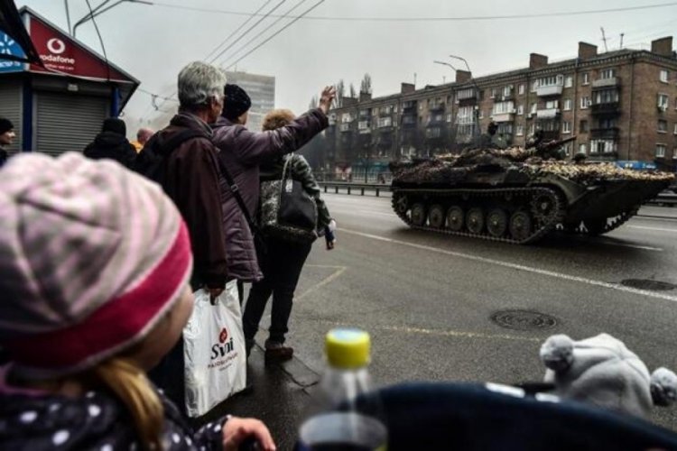 Ukrayna'da cepheden d&ouml;nen tanklar sevgiyle karşılandı