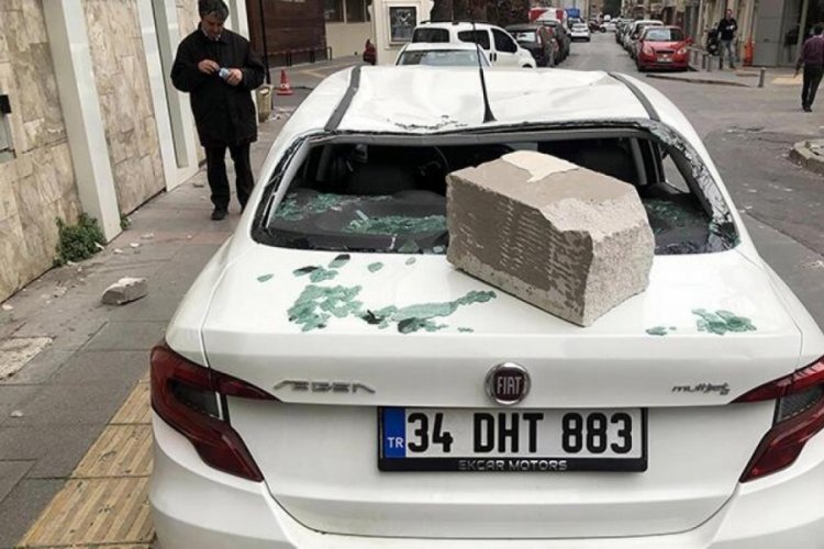 İzmir'i fırtına vurdu! Deniz seferleri iptal oldu...