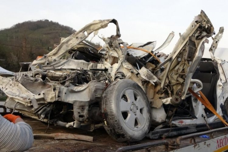 Tıra &ccedil;arpan otomobilde feci son: 2 &ouml;l&uuml; 1 yaralı
