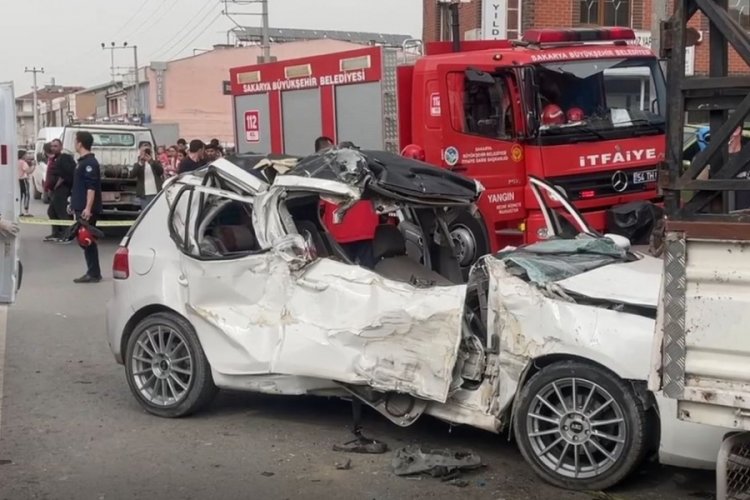 Sakarya'da otomobil kamyonete &ccedil;arptı: 1 &ouml;l&uuml;, 6 yaralı