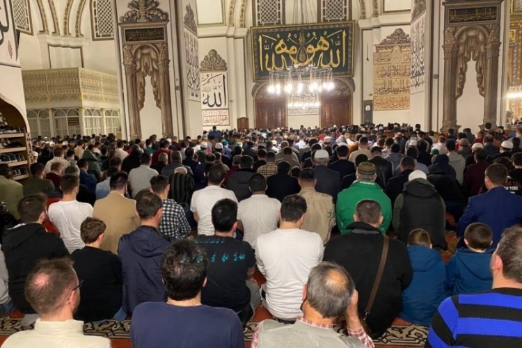 Bursalılar ilk teravih i&ccedil;in Ulu Camii'yi doldurdu