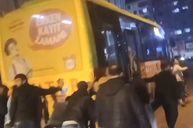&Ouml;zel halk otob&uuml;s&uuml;n&uuml;n yakıtı bitti, yolcular itti