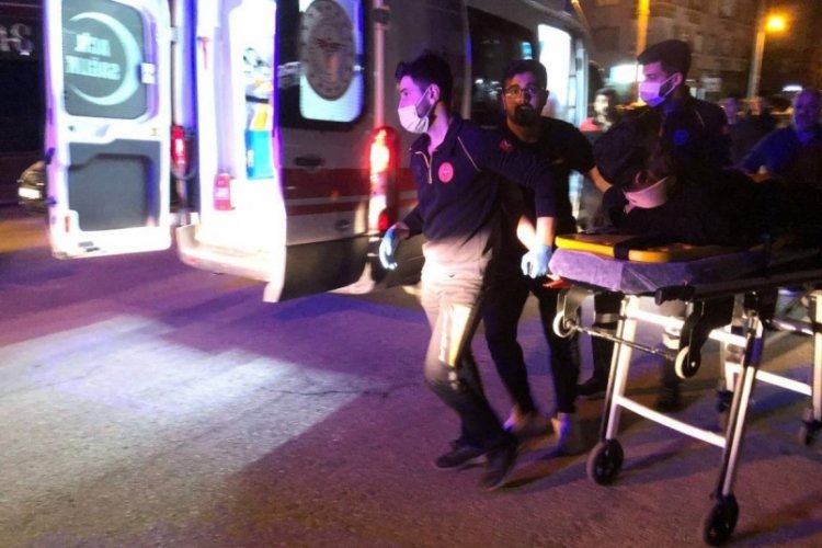 &Ccedil;ocuk s&uuml;r&uuml;c&uuml; kalabalığın arasına daldı: 4 yaralı