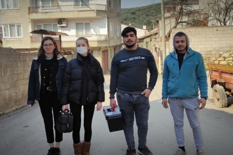 Bursa'da &ouml;ğrenciler k&ouml;y k&ouml;y gezip iyilik dağıtıyor
