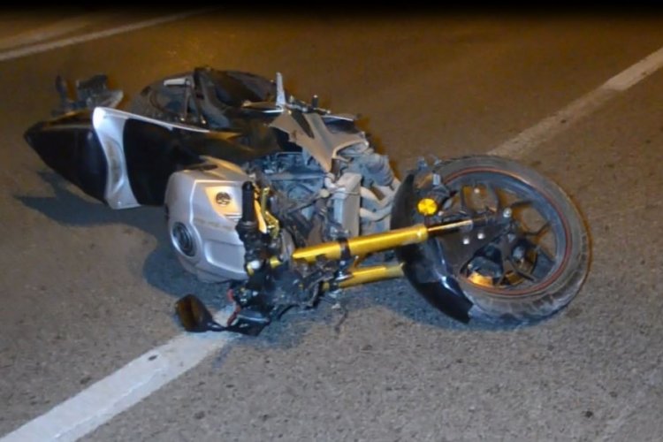 Motosiklet yayaya &ccedil;arptı: 1 &ouml;l&uuml;, 1 yaralı