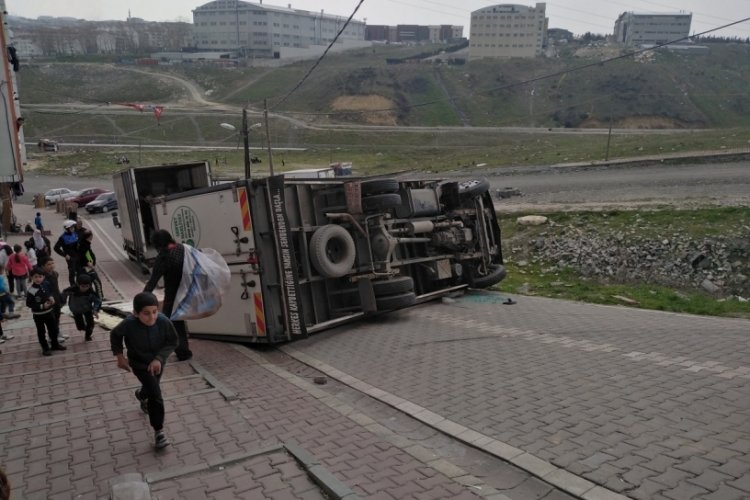S&uuml;r&uuml;c&uuml;s&uuml;n&uuml;n direksiyon hakimiyetini kaybettiği kamyonet devrildi