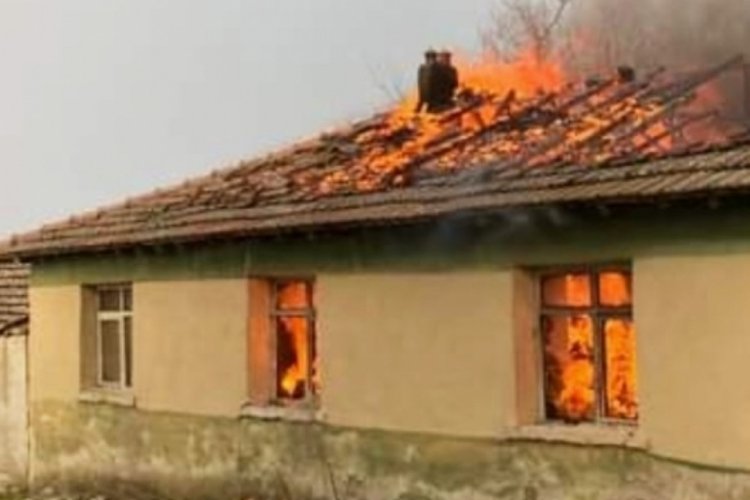 Yanan ev kullanılamaz hale geldi