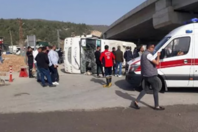 İş&ccedil;i otob&uuml;s&uuml; devrildi, 11 yaralı