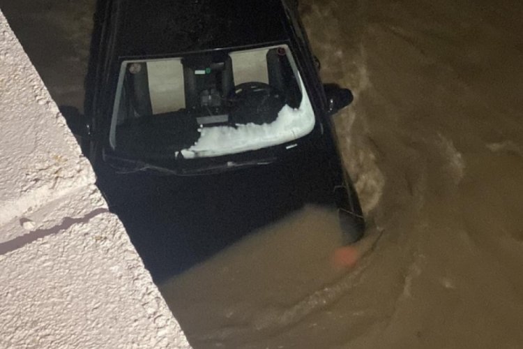 Otomobiliyle dereye u&ccedil;tu, jandarma kurtardı