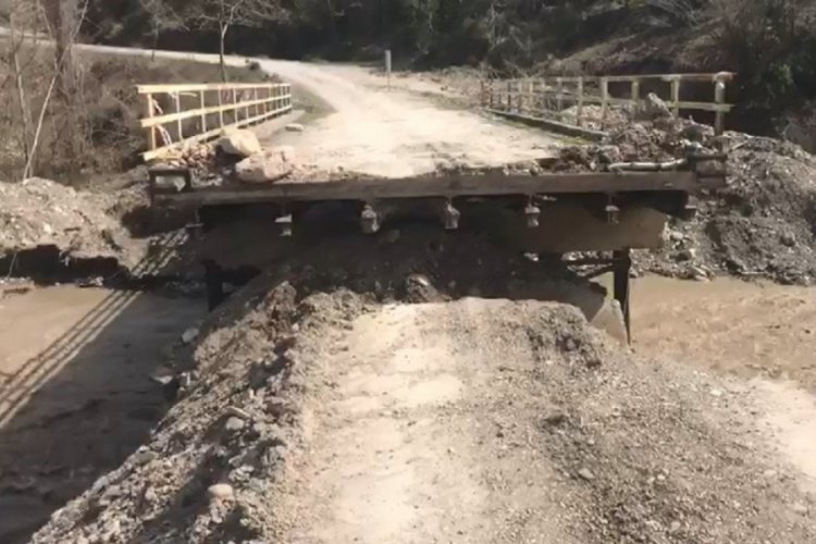 Kar suları, 4 k&ouml;pr&uuml;y&uuml; yıktı