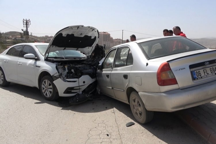 İki otomobilin kafa kafaya &ccedil;arpıştığı kazada 2 kişi ağır yaralandı