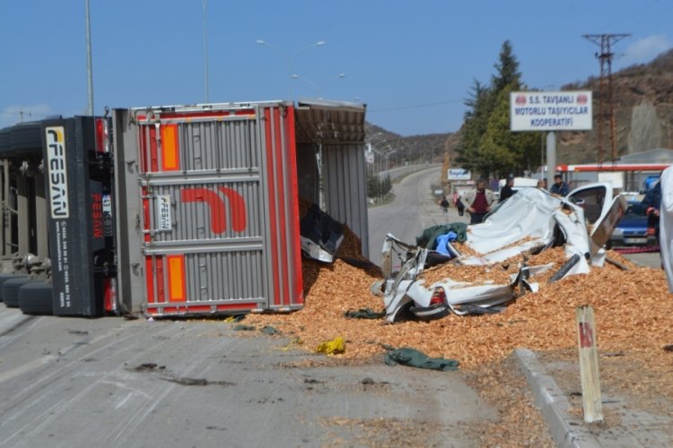 Talaş y&uuml;kl&uuml; kamyon otomobilin &uuml;zerine devrildi: 1 &ouml;l&uuml;, 1 yaralı