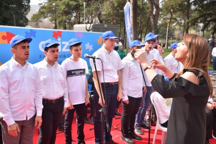Bursa'da otizmle m&uuml;cadelede y&uuml;zler g&uuml;l&uuml;yor