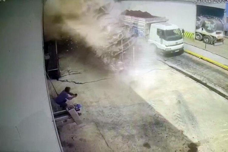 Meyve suyu fabrikasındaki buhar kazanı patladı
